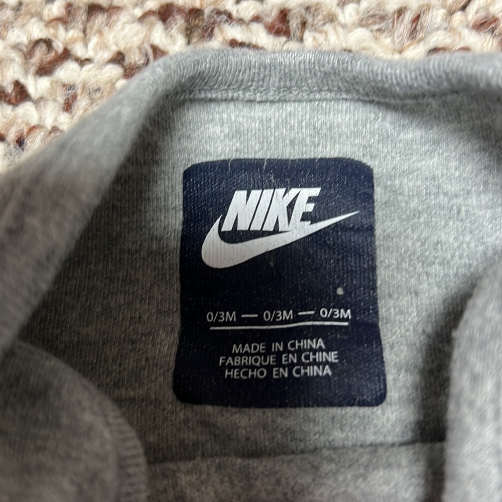 Nike - Picture 3 of 5